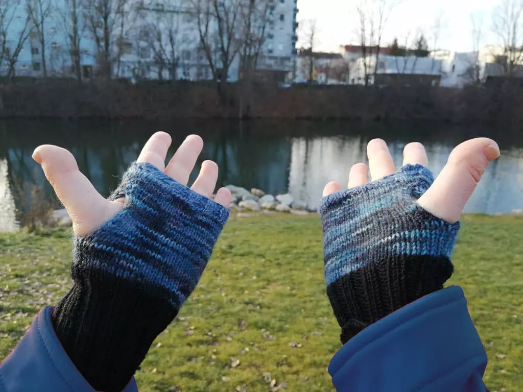 Selbstgestrickte Handschuhe Loch Ness