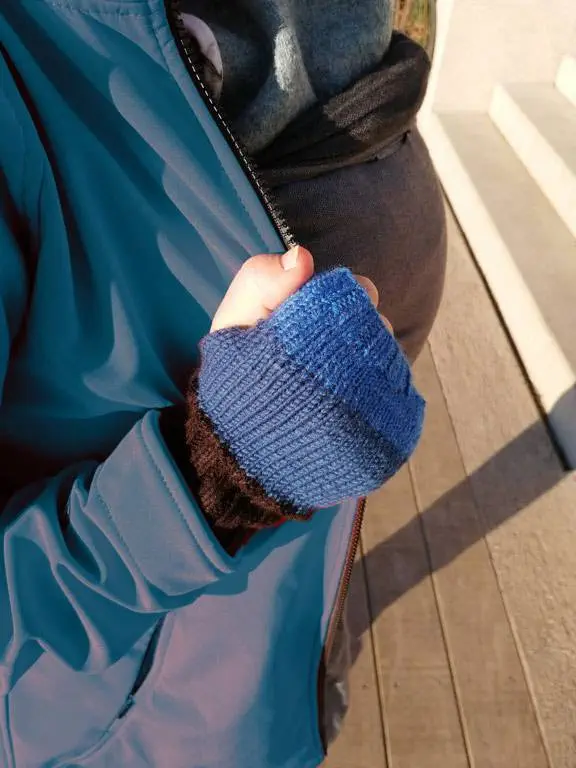 Selbstgestrickte Handschuhe Meeresboden