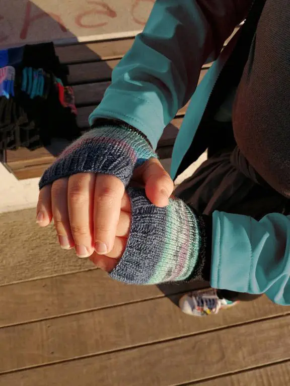 Selbstgestrickte Handschuhe Meeresnacht