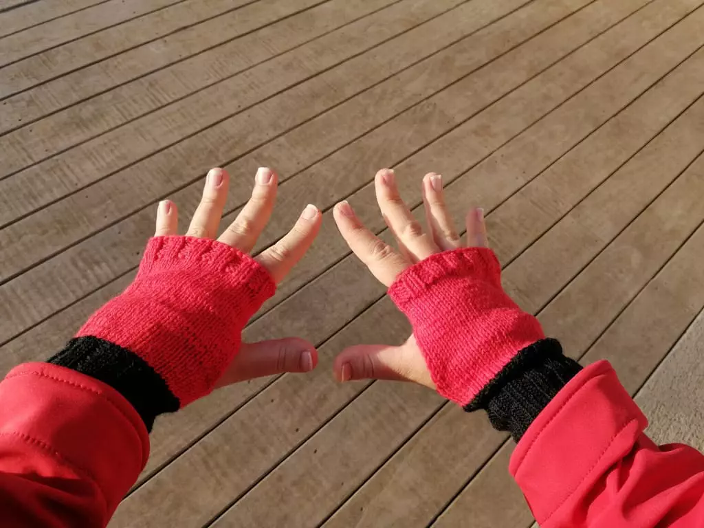 Selbstgestrickte Handschuhe Ruby Red
